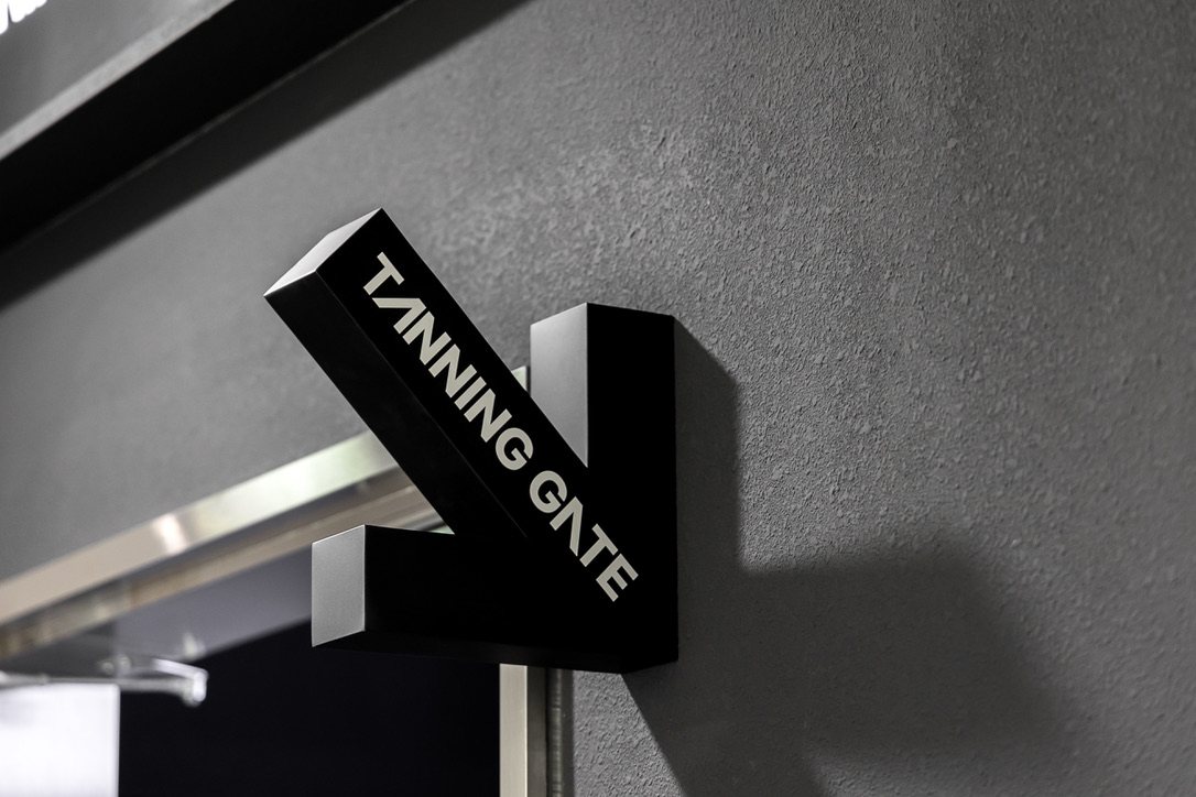 TANNING GATE 입체 방향 사인